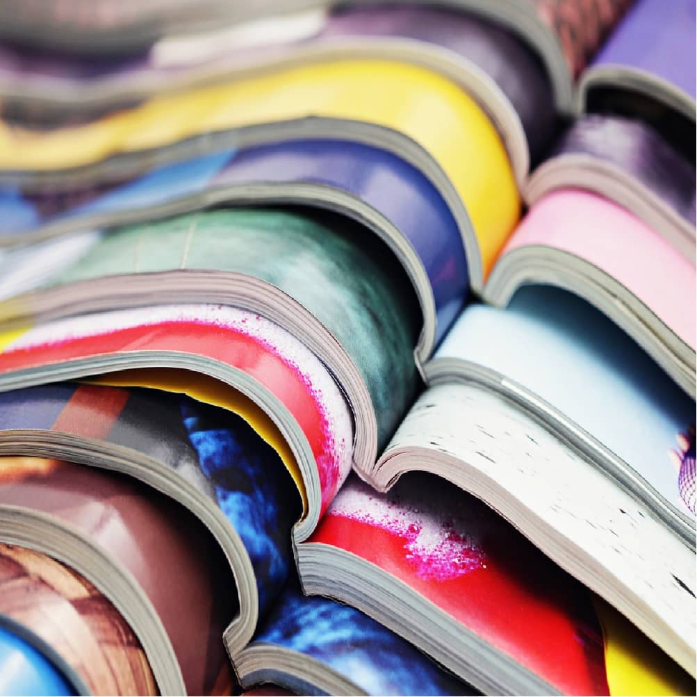 collection de journaux ouverts empilés les uns sur les autres