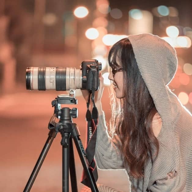 portrait d'une photographe dans la rue